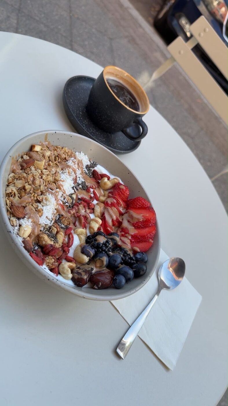 Bunte Bowl und Kaffee bei grapery.