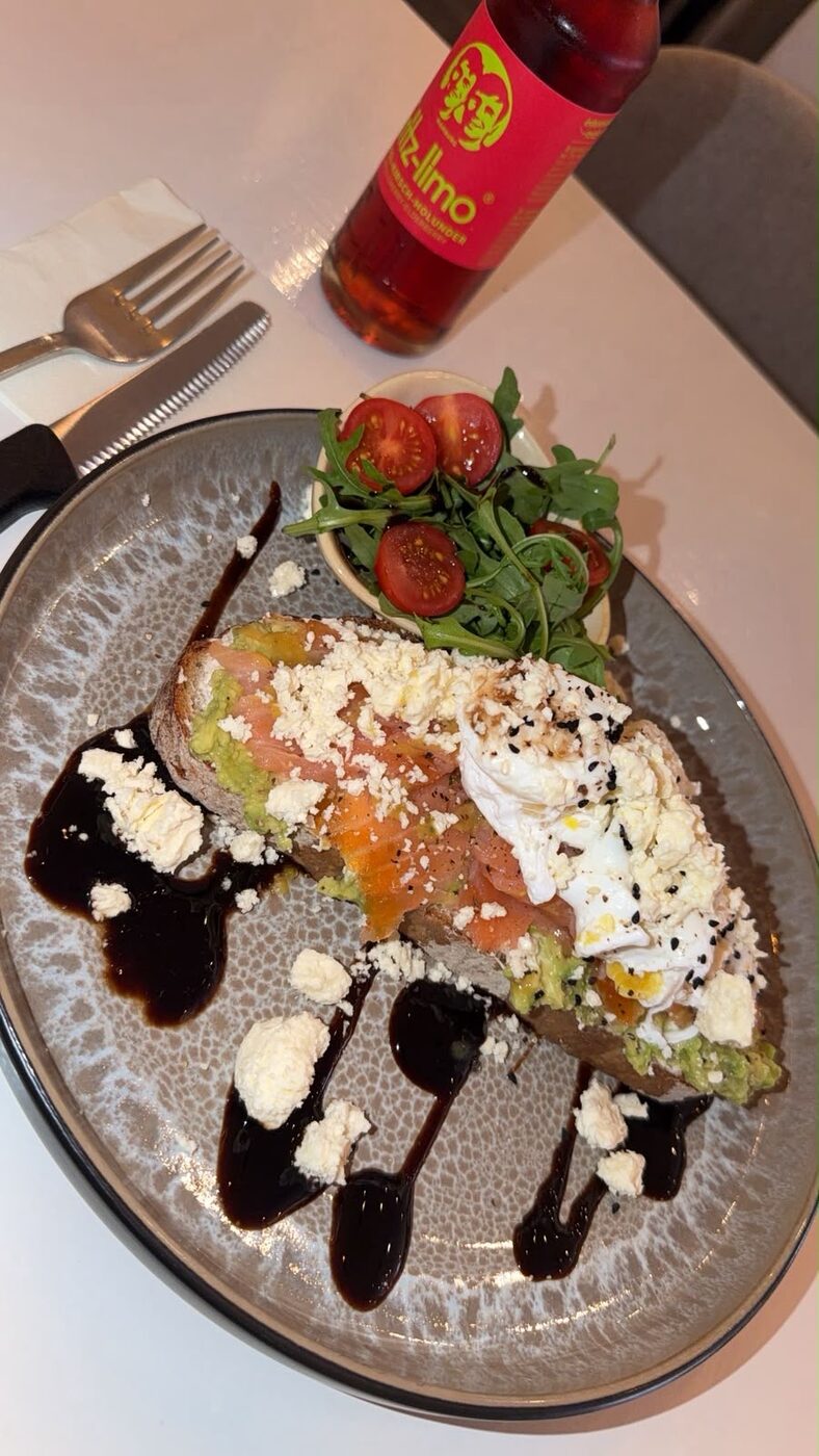 Sauerteig mit Lachs und pochiertem Ei